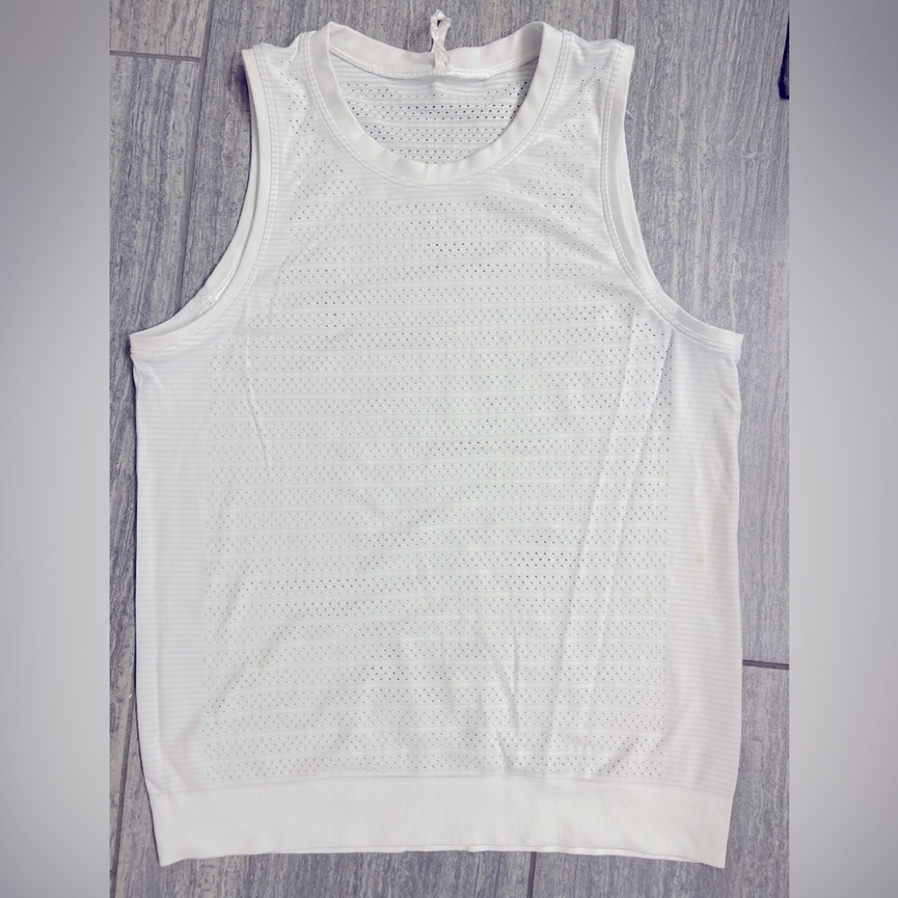 🇺🇸White perforated Lululemon tank top💙🤍❤️